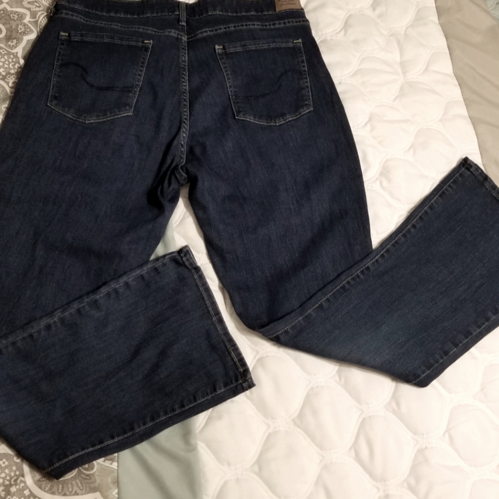 Size 18 Levi's Mid-rise bootcut jeans.